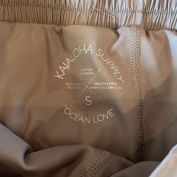 Kaialoha Supply woman’s shorts size small. Color cocoa. - Picture 2 of 5